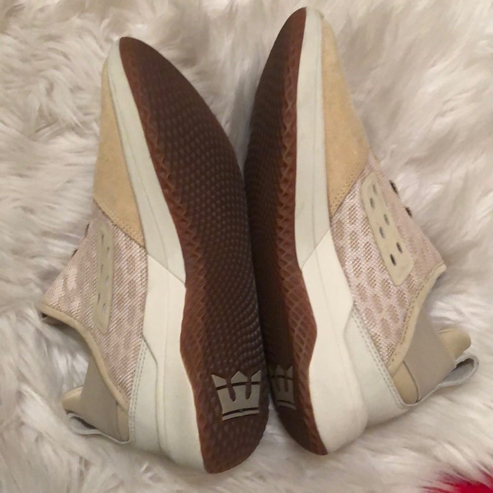 Supras - Picture 2 of 4